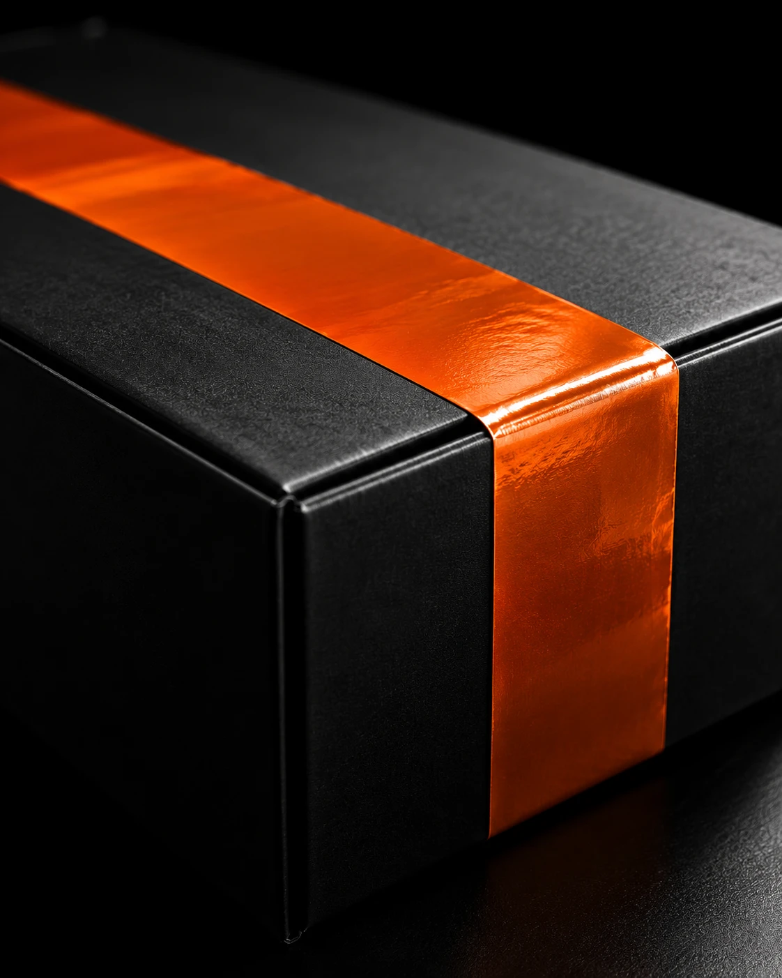 Caja de envío negra sellada con cinta naranja
